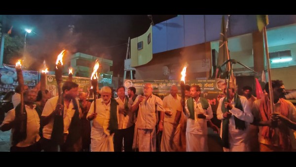 ಜನರನ್ನು ರಸ್ತೆಗಳಲ್ಲಿಯೇ ತಡೆಯಿತು