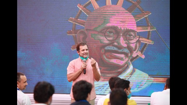 ಹಿರಿಯರಿಗೆ ಆದ್ಯತೆ ಹಿರಿಯರಿಗೆ ಆದ್ಯತೆ