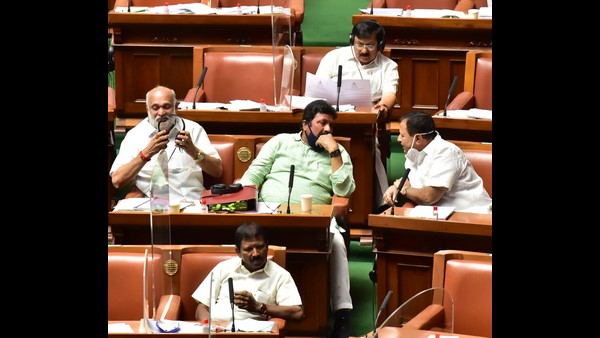 Siddaramaiah demands resignation of 6 minister approaching Court seeking gag orders against media Siddaramaiah demands resignation of 6 minister approaching Court seeking gag orders against media