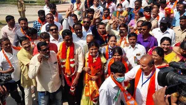 ನಾಡದೇವಿಗೆ ನಮಿಸಿ ಅಧಿಕಾರ 