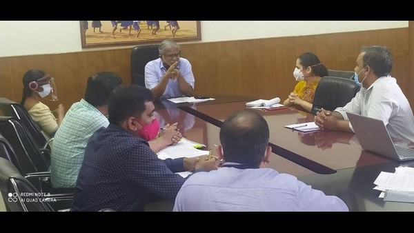 ಅಧಿಕಾರಿಗಳಿಂದ ಶಾಲಾ ದತ್ತು 