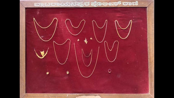 Police held thief and alert on Mysuru bound Passengers from Satellite bus stand 