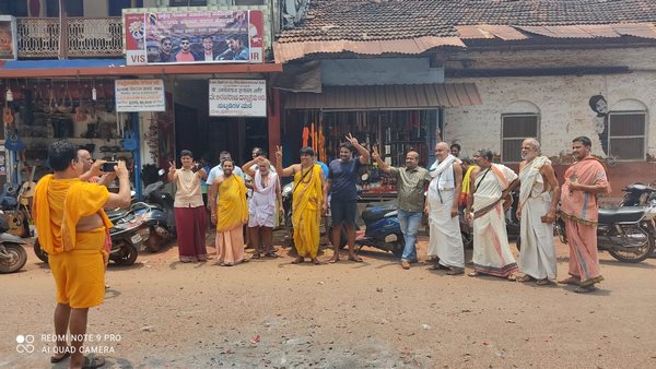 ಆನುವಂಶೀಯ ಅರ್ಚಕರಿಂದ ಸಂಭ್ರಮಾಚರಣೆ ಆನುವಂಶೀಯ ಅರ್ಚಕರಿಂದ ಸಂಭ್ರಮಾಚರಣೆ