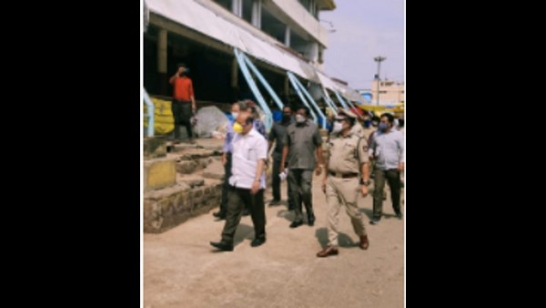  ಮಹಿಳೆಗೆ ಮಾಸ್ಕ್ ನೀಡಿದ ಬೊಮ್ಮಾಯಿ