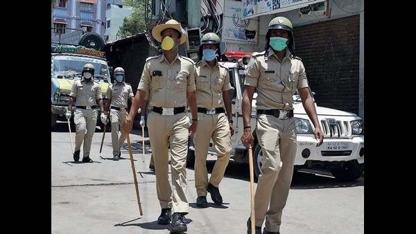 ಬಲವಂತದಿಂದ ಅಂಗಡಿಗಳನ್ನು ಮುಚ್ಚಿಸುತ್ತಿರುವ ಪೊಲೀಸರು ಬಲವಂತದಿಂದ ಅಂಗಡಿಗಳನ್ನು ಮುಚ್ಚಿಸುತ್ತಿರುವ ಪೊಲೀಸರು