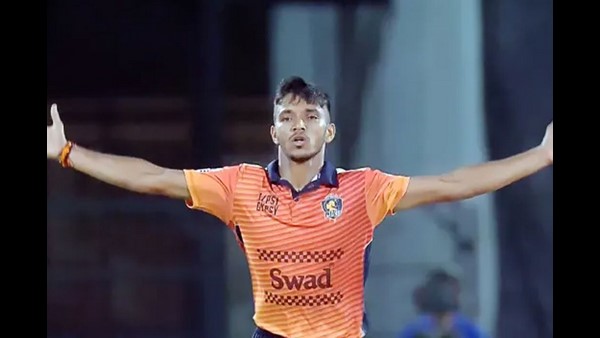 ಮೊದಲ ಓವರ್ ಎಸೆಯುವ ಅವಕಾಶ ಮೊದಲ ಓವರ್ ಎಸೆಯುವ ಅವಕಾಶ