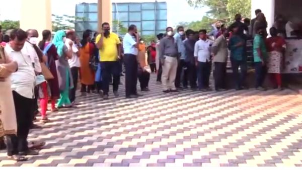 People Rushed To Wenlock Hospital In Mangaluru To Take Covid-19 Vaccine People Rushed To Wenlock Hospital In Mangaluru To Take Covid-19 Vaccine