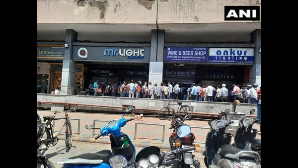 ದೆಹಲಿಯ ಎಣ್ಣೆ ಅಂಗಡಿಗಳ ಎದುರಿಗೆ ಜನವೋ ಜನ 