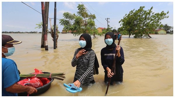 Heavy Rain in Indonesia: Land Slide, Floods many dead 