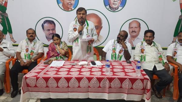 ಜಿಲ್ಲಾಧ್ಯಕ್ಷರ ವಿರುದ್ಧ ಆಕ್ರೋಶ