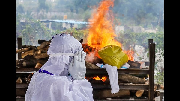 ಮೃತದೇಹಗಳನ್ನು ಕೆಳಗಿಳಿಸಿ ಹೊರಟ ಆಂಬುಲೆನ್ಸ್ ಚಾಲಕ