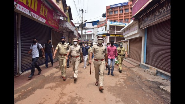 Covid Curfew: Mangaluru Police Commissioner round,wear the mask campaign 
