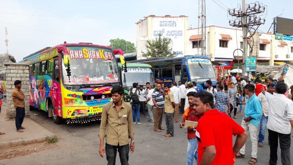 ಖಾಸಗಿ ಬಸ್‌ಗಳ ದರ್ಬಾರ್