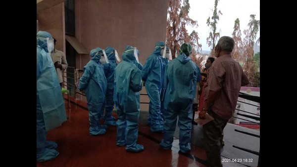 DC Dr K Rakesh Kumar visits Covid Hospital wearing PPE kit 