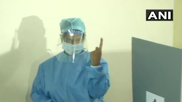 Special Facility For Covid-19 Patients: DMK MP Kanimozhi Came To PPE Kit For Cast Her Vote Special Facility For Covid-19 Patients: DMK MP Kanimozhi Came To PPE Kit For Cast Her Vote