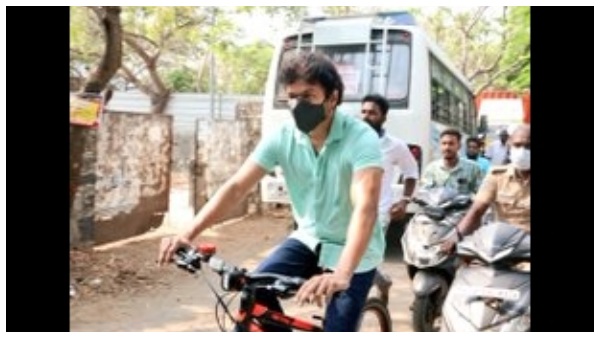  ವಿಜಯ್ ಸೈಕಲ್‌ನಲ್ಲಿ ಬಂದಿದ್ದಕ್ಕೆ ಡಿಎಂಕೆ ಪ್ರತಿಕ್ರಿಯೆ