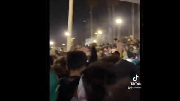 ಹಾಂಟಿಂಗ್ಟನ್ ಬೀಚ್‌ನಲ್ಲಿ ಸೇರಿದ ಜನರು