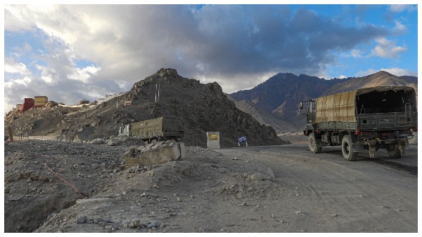 ಗಡಿಯಲ್ಲಿ ಹೆದ್ದಾರಿ ಕಾಮಗಾರಿ ನಿರ್ಮಾಣ ಆರಂಭ 