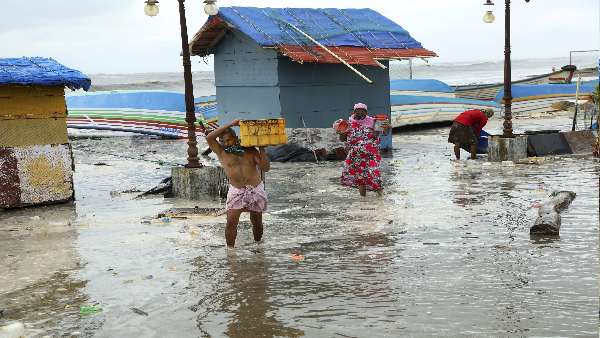ಗುಜರಾತಿನಲ್ಲಿ ಚಂಡಮಾರುತದ ಭೀತಿ ಜೊತೆ ಮಳೆ 