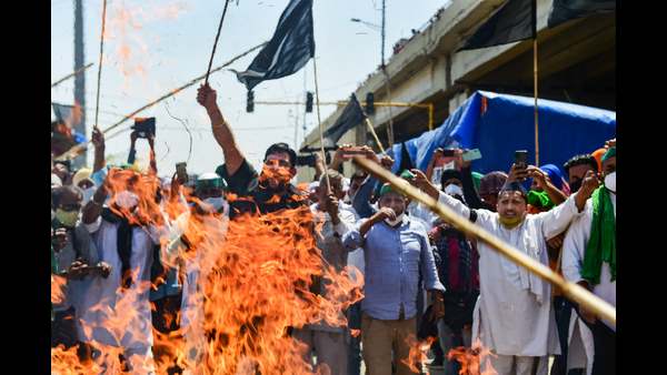ಕೇಂದ್ರದ ವಿರುದ್ಧ ಧಿಕ್ಕಾರ, ಪ್ರಧಾನಿ ಪ್ರತಿಮೆಗೆ ಬೆಂಕಿ 