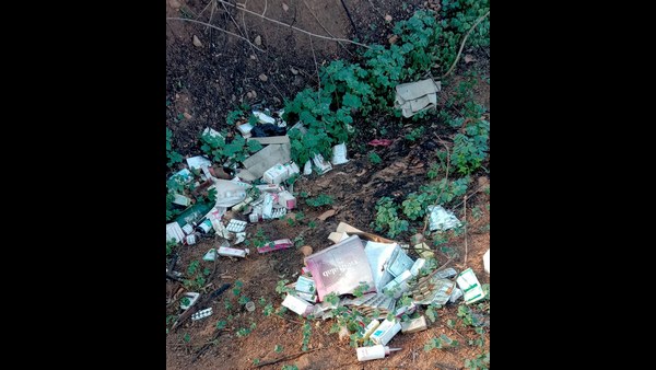  Hospital Waste Dumped To Lake At Harapanahalli 