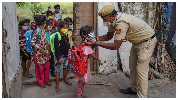 ಮಕ್ಕಳಿಗೆ ಅಂಟಿದರೆ ಇಡೀ ಕುಟುಂಬಕ್ಕೆ ಕೊವಿಡ್-19 ಭೀತಿ ಮಕ್ಕಳಿಗೆ ಅಂಟಿದರೆ ಇಡೀ ಕುಟುಂಬಕ್ಕೆ ಕೊವಿಡ್-19 ಭೀತಿ
