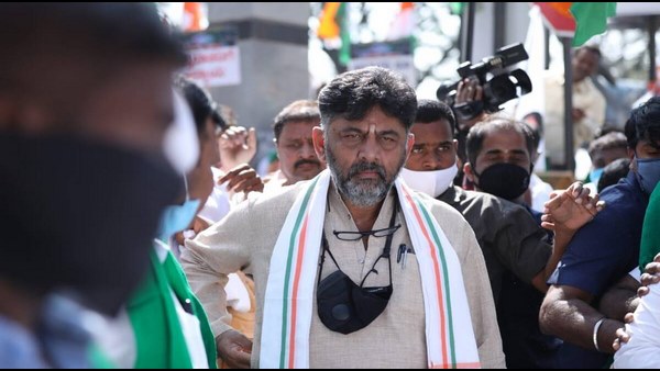  ಕಾಂಗ್ರೆಸ್ ಮುಖಂಡರು ಬೆಂಗಳೂರಿನ ಕೇಂದ್ರ ಬಸ್ ನಿಲ್ದಾಣದಲ್ಲಿ ಪ್ರತಿಭಟನೆ ನಡೆಸಿದ್ದರು