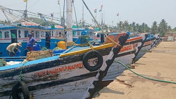 Uttar Kannada: Fishing Boats Standing In Harbors Without Laborers Due To Lockdown