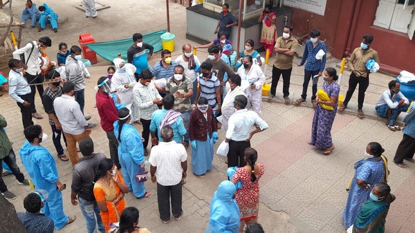 Shivamogga: Protest In Front Of Meggan Hospital By Relatives Of Covid-19 Patients Shivamogga: Protest In Front Of Meggan Hospital By Relatives Of Covid-19 Patients