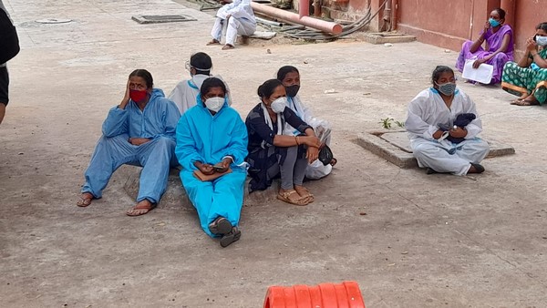 Shivamogga: Protest In Front Of Meggan Hospital By Relatives Of Covid-19 Patients Shivamogga: Protest In Front Of Meggan Hospital By Relatives Of Covid-19 Patients