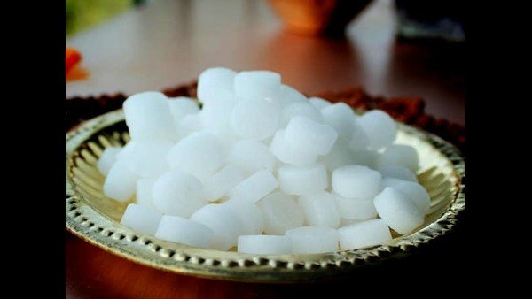  ಒಂದು ತುಂಡು ಕರ್ಪೂರಕ್ಕೆ ಏಲಕ್ಕಿ, ಲವಂಗ, ಲೋಬನವನ್ನು ಮಿಕ್ಸ್ ಮಾಡಿ