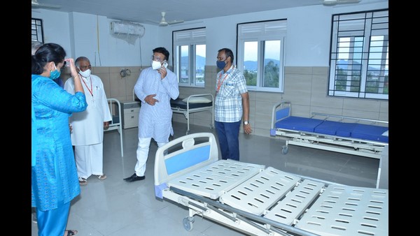 ಸರ್ಕಾರಿ ಜಿಲ್ಲಾಸ್ಪತ್ರೆಗೆ ಭೇಟಿ ನೀಡಿದ ಸುಧಾಕರ್ 