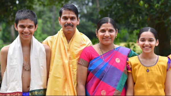 ನೂತನ ಉತ್ತರಾಧಿಕಾರಿಯವರ ತಂದೆ ಸೋದೆ ಮಠದ ಆಸ್ಥಾನ ವಿದ್ವಾಂಸರು ನೂತನ ಉತ್ತರಾಧಿಕಾರಿಯವರ ತಂದೆ ಸೋದೆ ಮಠದ ಆಸ್ಥಾನ ವಿದ್ವಾಂಸರು