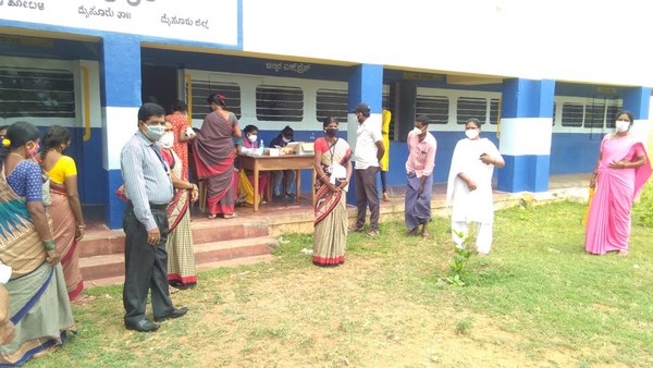 ಕಡ್ಡಾಯವಾಗಿ ಮಾಸ್ಕ್ ಧರಿಸುವುದು