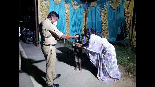 Davanagere: Mother Walks 100 km With Her 4-Year-Old Son After Fight With Husband