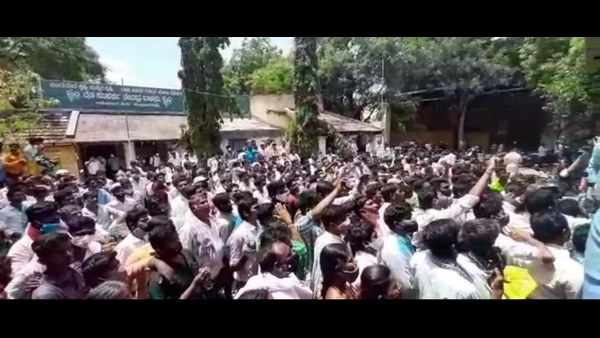 Ballari: Farmers Protest For Distribution Of Chilly Seed