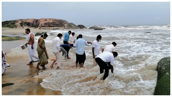  Mangaluru: BJP State President Nalin Kumar Kateel Immersed Ashes Of Unclaimed Covid-19 Victims In Beach