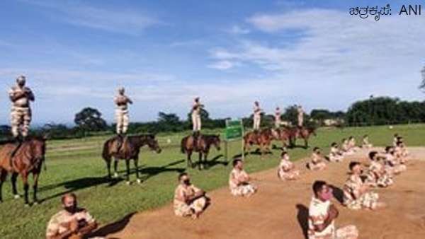 ಪ್ರಾಣಿ ತರಬೇತಿ ಶಾಲೆಯಲ್ಲಿ ಯೋಗ ಪ್ರದರ್ಶನ 