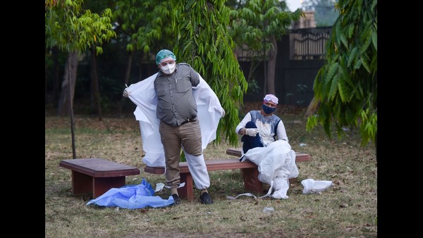 ಆರೋಗ್ಯ ಕಾರ್ಯಕರ್ತರು ಲಸಿಕೆ ನಂತರವೂ ಜಾಗೃತರಾಗಿರಿ 