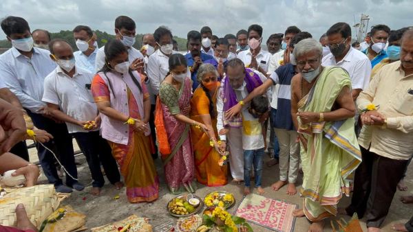 Shivamogga: Minister KS Eshwarappa Offered Bagina To Gajanur Dam Shivamogga: Minister KS Eshwarappa Offered Bagina To Gajanur Dam