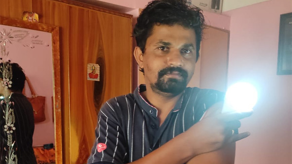 Fact-Check: The LED Bulb Doesn’t Just Glow at COVID-19 Vaccinated arm 