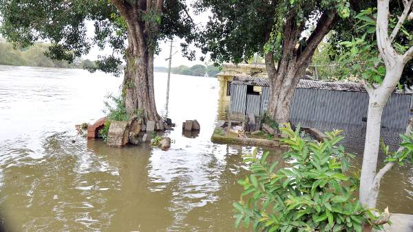 1 ಲಕ್ಷಕ್ಕೂ ಅಧಿಕ ಕ್ಯುಸೆಕ್ ನೀರು ಹೊರಕ್ಕೆ