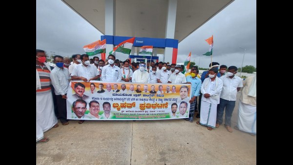 Davanagere: Money Coming From Petrol Goes To Narendra Modis Account: KH Muniyappa Davanagere: Money Coming From Petrol Goes To Narendra Modis Account: KH Muniyappa