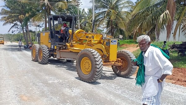 Old Couple Protest In Road For Compensation 