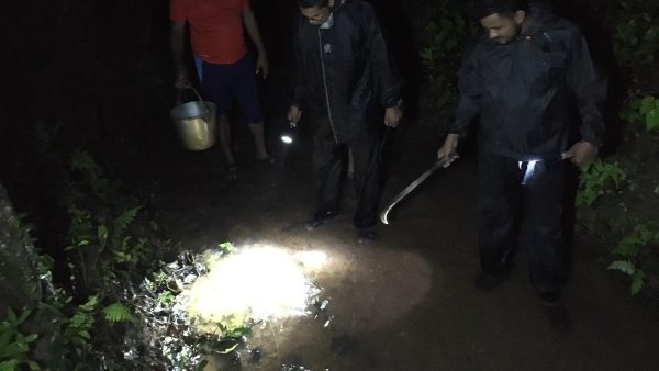 Monsoon Rain People Busy In Crab Catching