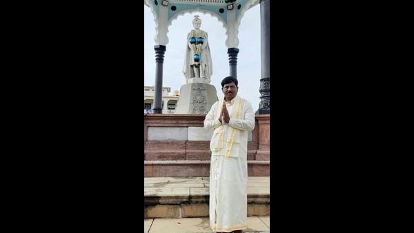 ಮೈಸೂರು ಜನಕ್ಕೆ ಮನೆಬಾಗಿಲಿಗೆ ನೀರು ಹರಿಸಿದರು ಮೈಸೂರು ಜನಕ್ಕೆ ಮನೆಬಾಗಿಲಿಗೆ ನೀರು ಹರಿಸಿದರು