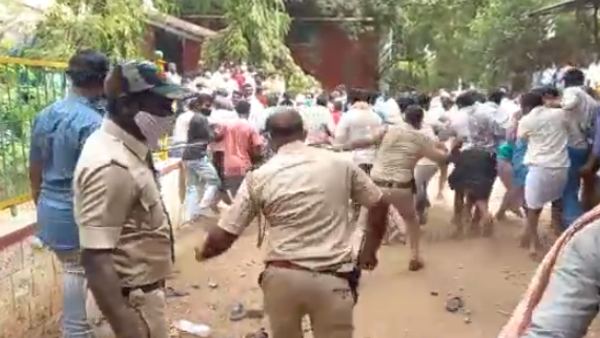 Ballari: Police Lathicharge On Farmers Who Came To Buy Chilli Seeds At Raitha Samparka Kendra Ballari: Police Lathicharge On Farmers Who Came To Buy Chilli Seeds At Raitha Samparka Kendra