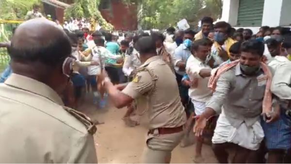 Ballari: Police Lathicharge On Farmers Who Came To Buy Chilli Seeds At Raitha Samparka Kendra Ballari: Police Lathicharge On Farmers Who Came To Buy Chilli Seeds At Raitha Samparka Kendra
