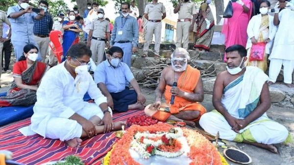 ಚಿತಾಭಸ್ಮ ವಿಸರ್ಜನೆ ಮತ್ತು ಅಪರ ಕ್ರಿಯೆಯನ್ನು ಸರಕಾರವೇ ಮಾಡಿತು ಚಿತಾಭಸ್ಮ ವಿಸರ್ಜನೆ ಮತ್ತು ಅಪರ ಕ್ರಿಯೆಯನ್ನು ಸರಕಾರವೇ ಮಾಡಿತು
