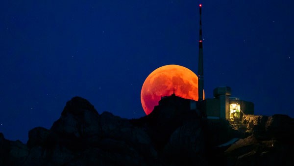 ವಿವಿಧ ಹೆಸರುಗಳಿಂದ ಕರೆಯಲ್ಪಡುವ ಸ್ಟ್ರಾಬೆರಿ ಮೂನ್ 